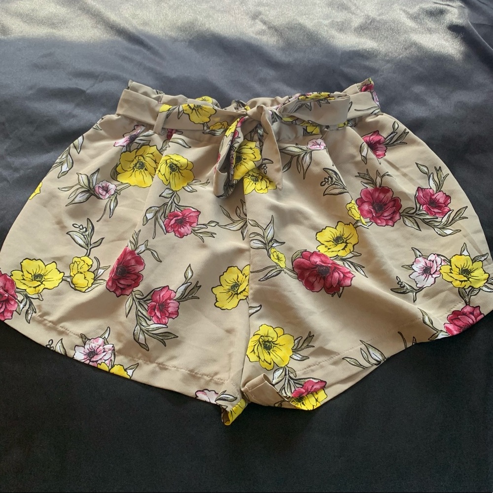 Flower shorts with pockets and belt